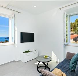 4 Bedroom Villa with Jacuzzi and Seaview in Orašac, Dubrovnik, Sleeps 9